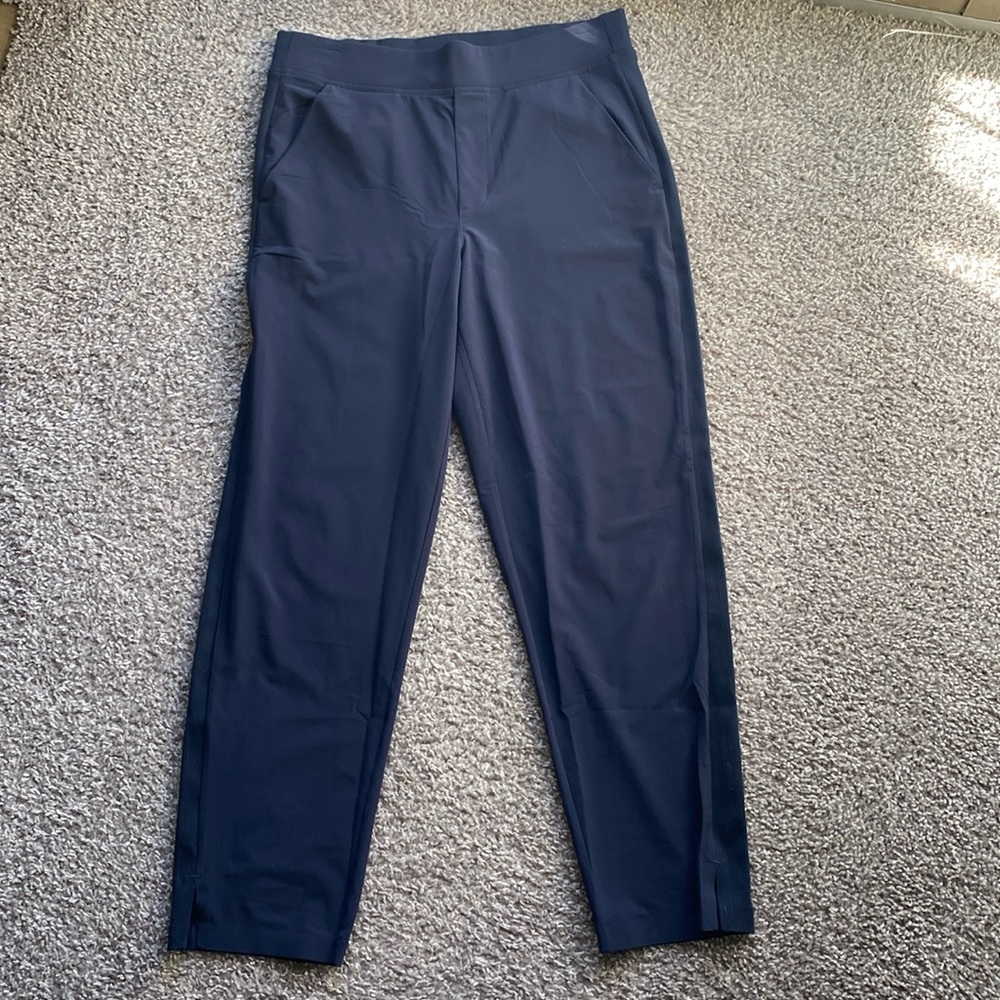 Athleta Brooklyn midrise ankle pant. size 8. Navy Blue.